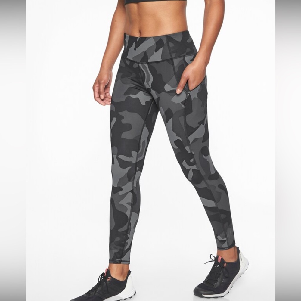 Athleta Camo Contender 7/8 Tight Size Small